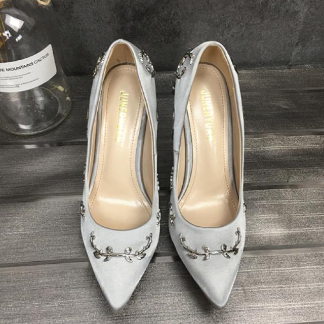 나무장식 새틴 스틸레토 하이힐