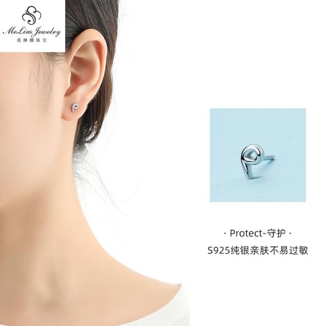 길들여진 귓구멍 작은 피어싱녀 s 자러가서 약소중 따귀 따기 귓불에 어울리는 여자