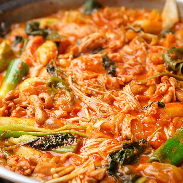 [ 밥상머리 ] 간편하게 밀키트 캠핑 돼지고기 듬뿍 찌개 김치 짜글이 1인분