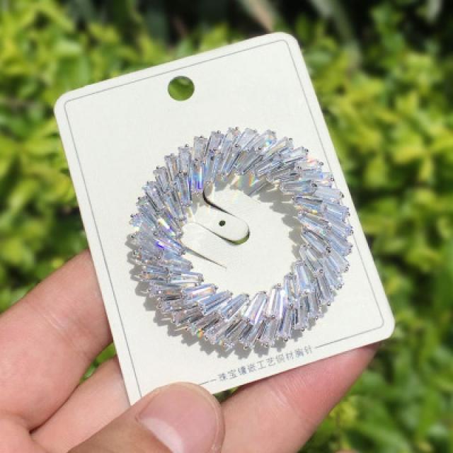 여성 패션 브로치 큐빅 브로치가 고급스러운 inspecial shape의 고급스러운 브로치 네크라인 핀으로 고정되어 있어 옷고름 방지 버튼