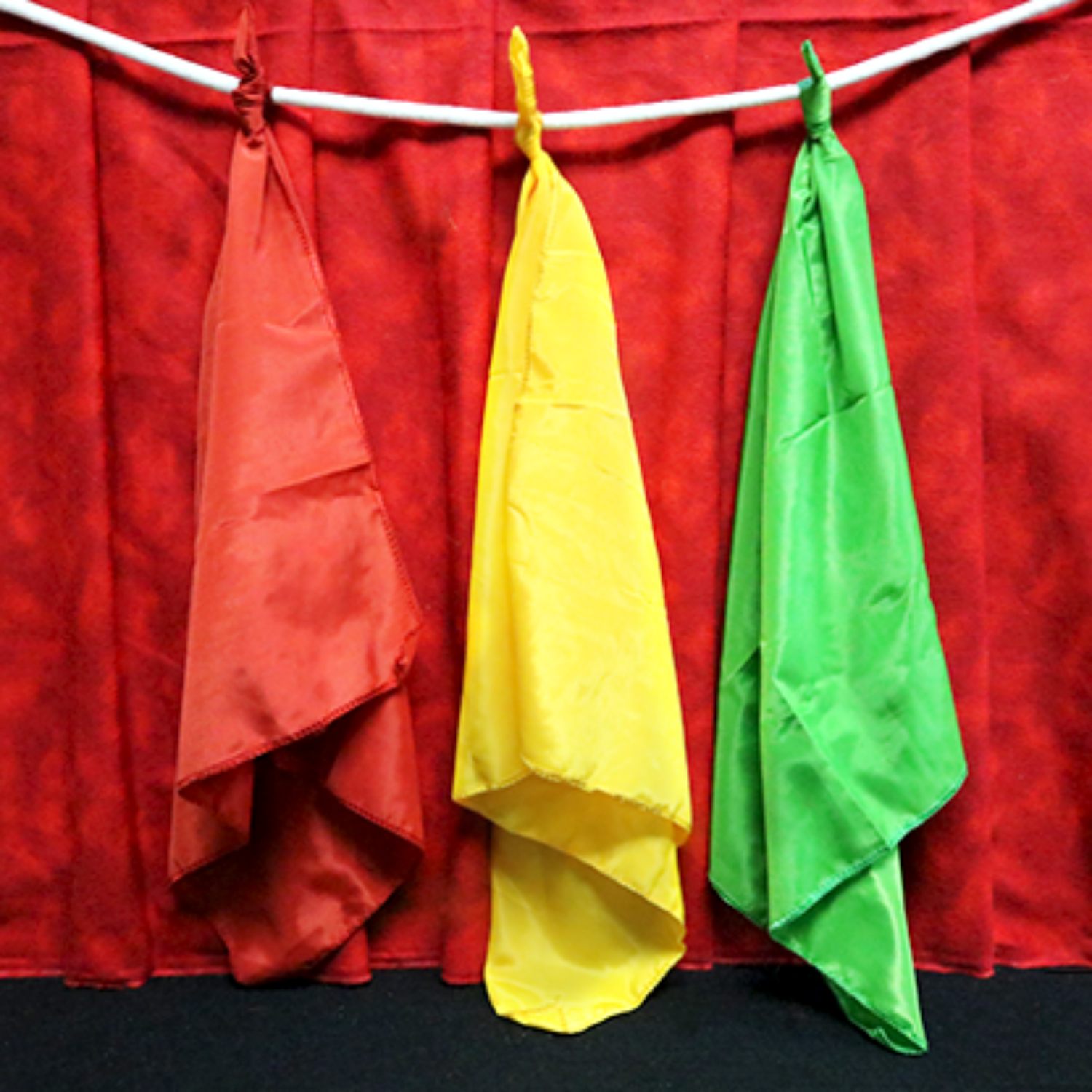 [저절로 묶이는 실크] Robber Proof Rope and Silk (Synthetic) by Mr. Magic - 실크스카프를 로프에 갖다대기만 하면 저절로 묶여버리는 특별한 로프입니다.