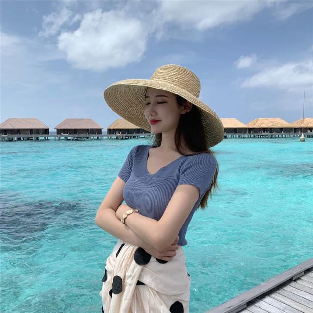 위파인더 워싱이 잘된 퀄리티 하한시크 슬림 날씬해 보이는 브이넥 빈티지 반팔 티셔츠에 매치하기 좋은 니트 탑녀