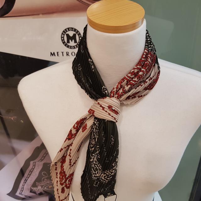 알다 고급스럽구 도시적이며 세련되게~여성여성한 간절기에 필수~넥 쁘띠 주름 스카프~