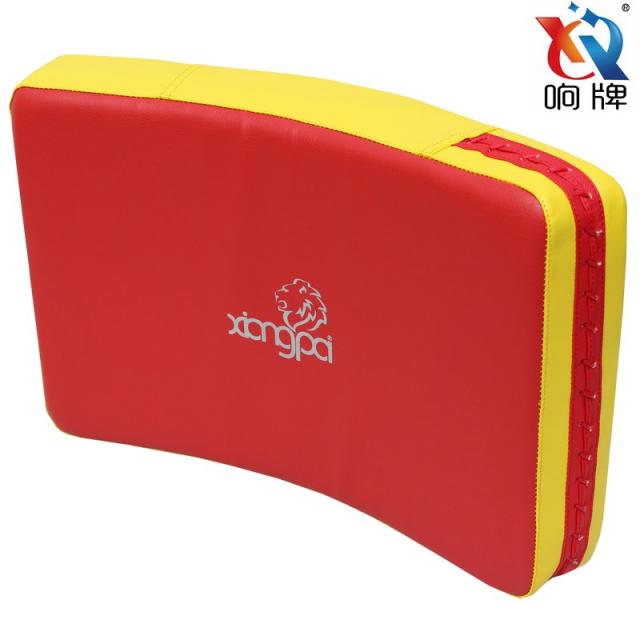 팡파르를 울리는 태권도 발 표적 호형 이란 굽기 식 사이드 킥 권투선수 산타 박치기 훈련, 프리미엄 엘로우 굽다