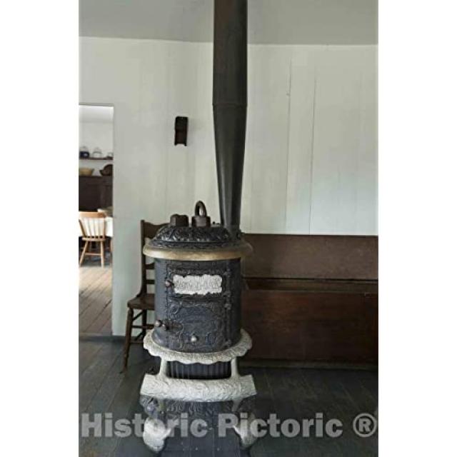 사진 -1983 년 오하이오 중부 월넛 크릭 근처에서 방문객을 맞이하기 시작한 정통 아미쉬 농장 인 요더에있는 아미쉬 홈 농가의 부엌에있는 장작 벽난로 (08in x 12in), 08in x 12in