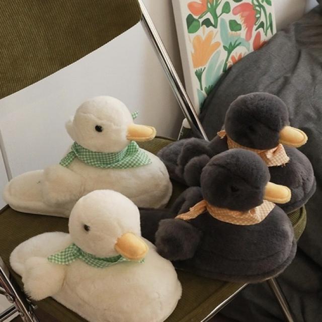 한 겨울에 발을 따뜻하게. 오리커플 털슬리퍼