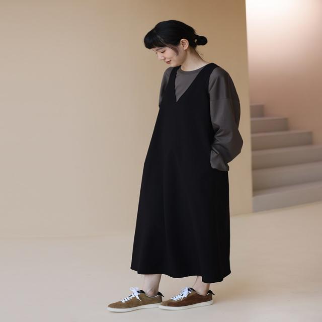 니트원피스 흰색 검은색 모직 간단한 겨울 사선 브이넥 여대생 탄탄한 기본핏