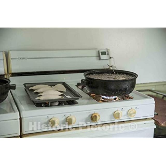 EOM 사진 : 1983 년 오하이오 중부 월넛 크릭 근처에서 방문객을 맞이하기 시작한 정통 아미쉬 농장 인 요 더스 [12in x 08in] - E015308HKTKPR76, 12in x 08in