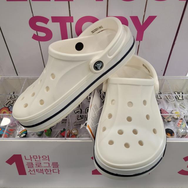 크록스 발볼이 넓고 발등이 높아서 가볍고 편안해 누구나 선호하는~ 바야밴드 클로그 ( 주의!! 구매전 '2001아울렛중계' 판매자 확인 필수!!)