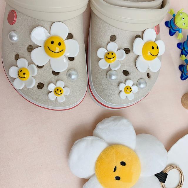 [무배+최저가] 10P 2스타일 고퀄리티 진주 스마일꽃 큐빅 스마일꽃 파츠 악세서리 모음 신발 슬리퍼 실내화 고무 데이지꽃 노란꽃 스마일