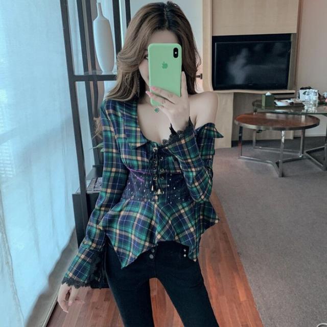 DIPYLON 여성 섹시쫄티 격가가을메쉬체크밴드섹시사노출어깨비정형플레어블라우스상의여