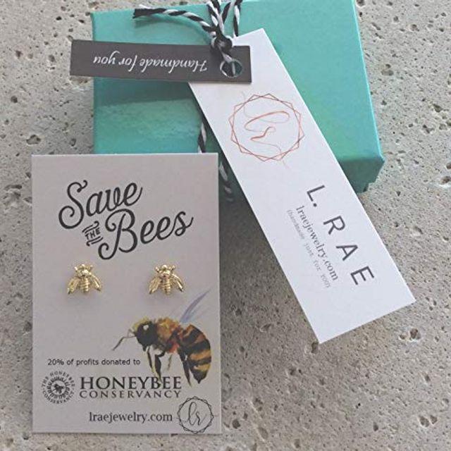 꿀벌들. 이익의 20 %가 The Honeybee Conservancy에 기부되었습니다. 금 또는은 벌 귀걸이. 원인이있는 패션